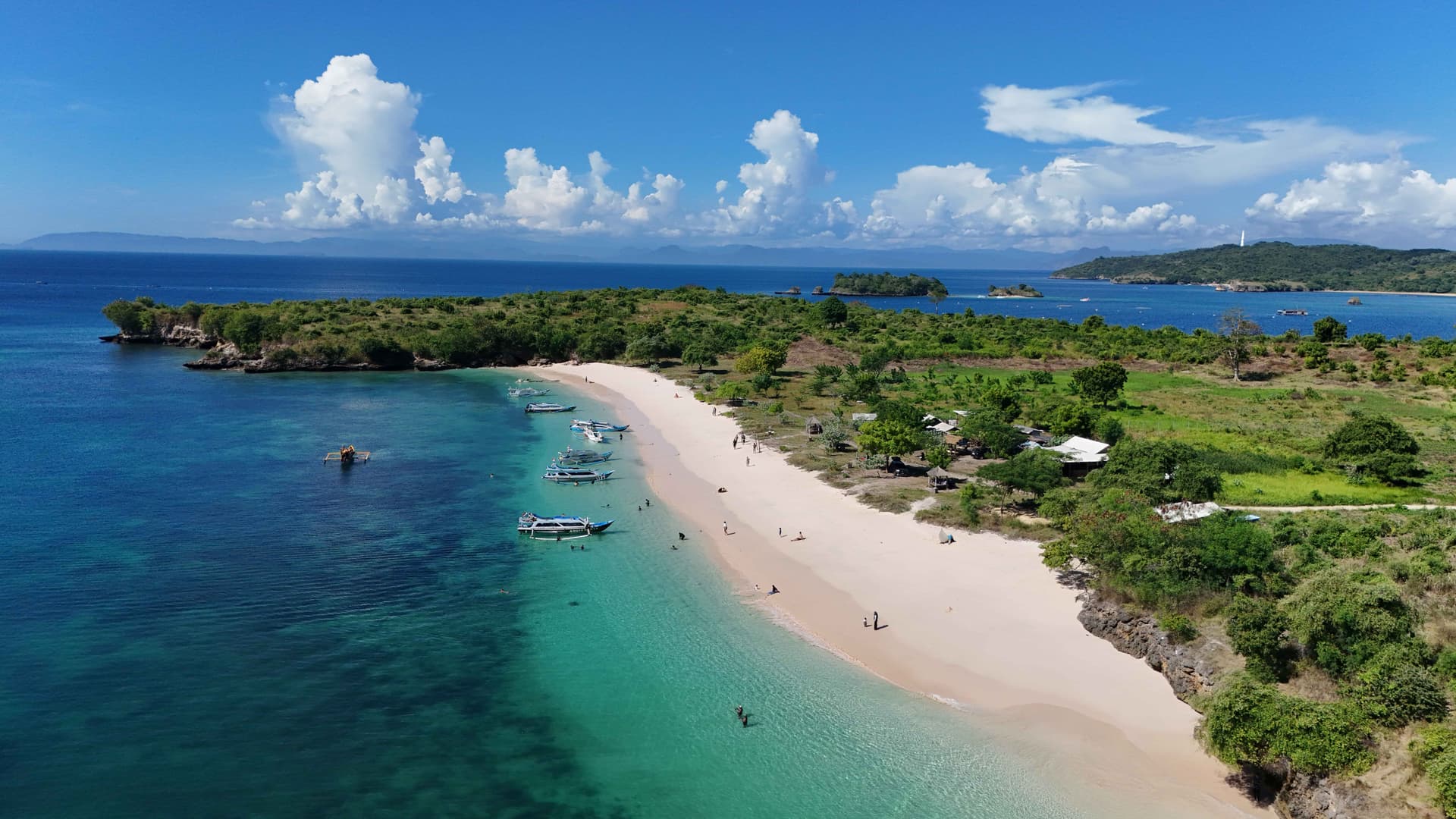 Escape Island Tour: Pink Beach & Gili Petelu Snorkeling