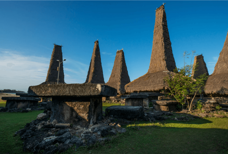 Kampung adat Sumba: rumah beratap menara dan kubur batu megalitik