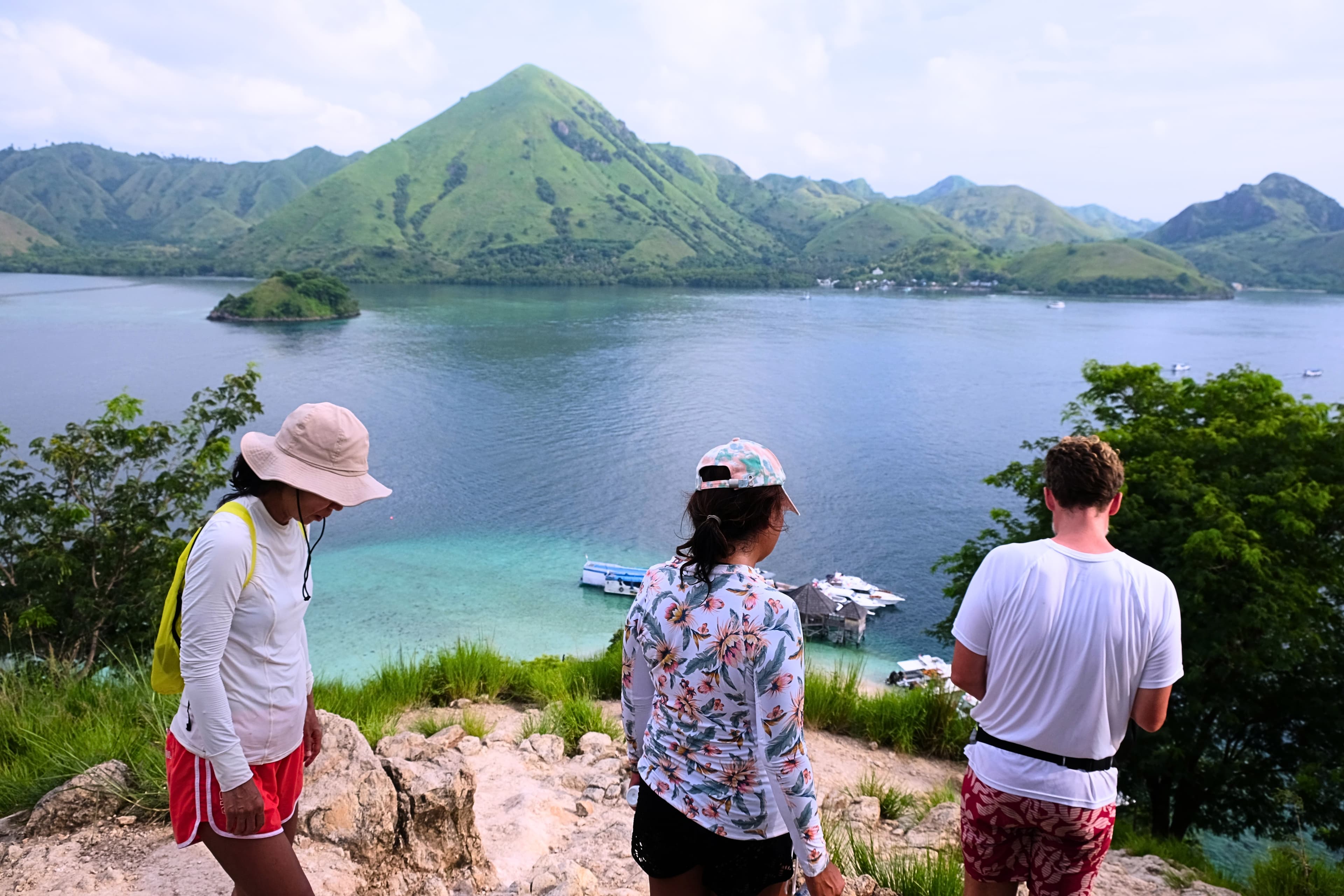 Labuan Bajo Half Day Sunset Tour: Kelor, Manjarite & Kalong Island
