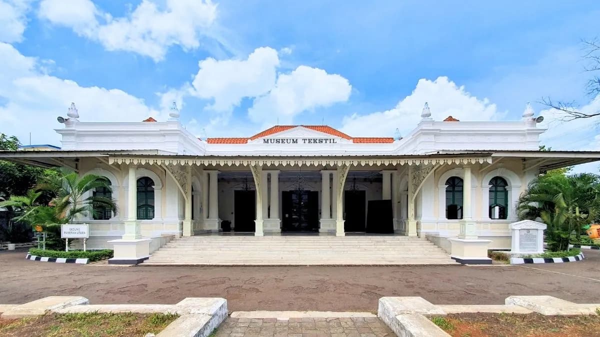 A Journey Through Fabric: Textile Museum (Mbatik Package)