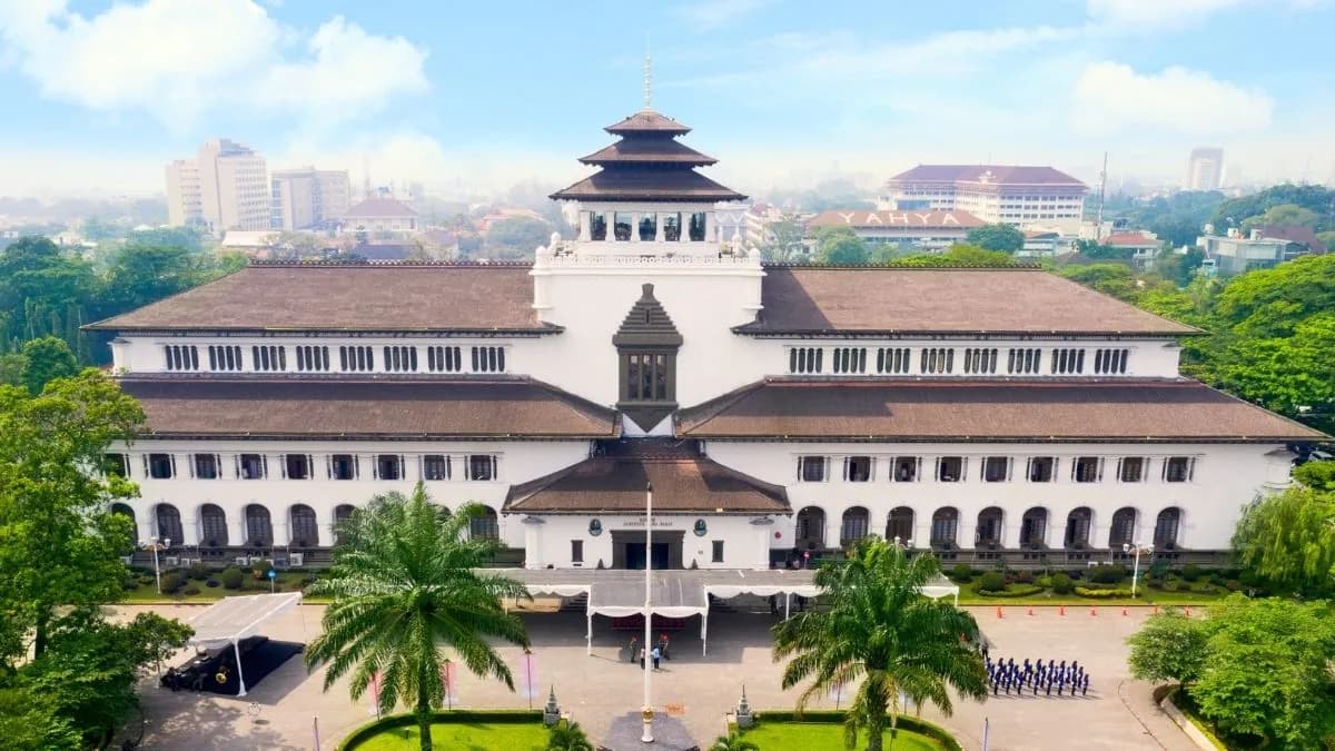 Relics and Revolution: Geologi Museum, Gedung Sate Museum, Konferensi Asia Afrika Museum and City Tour