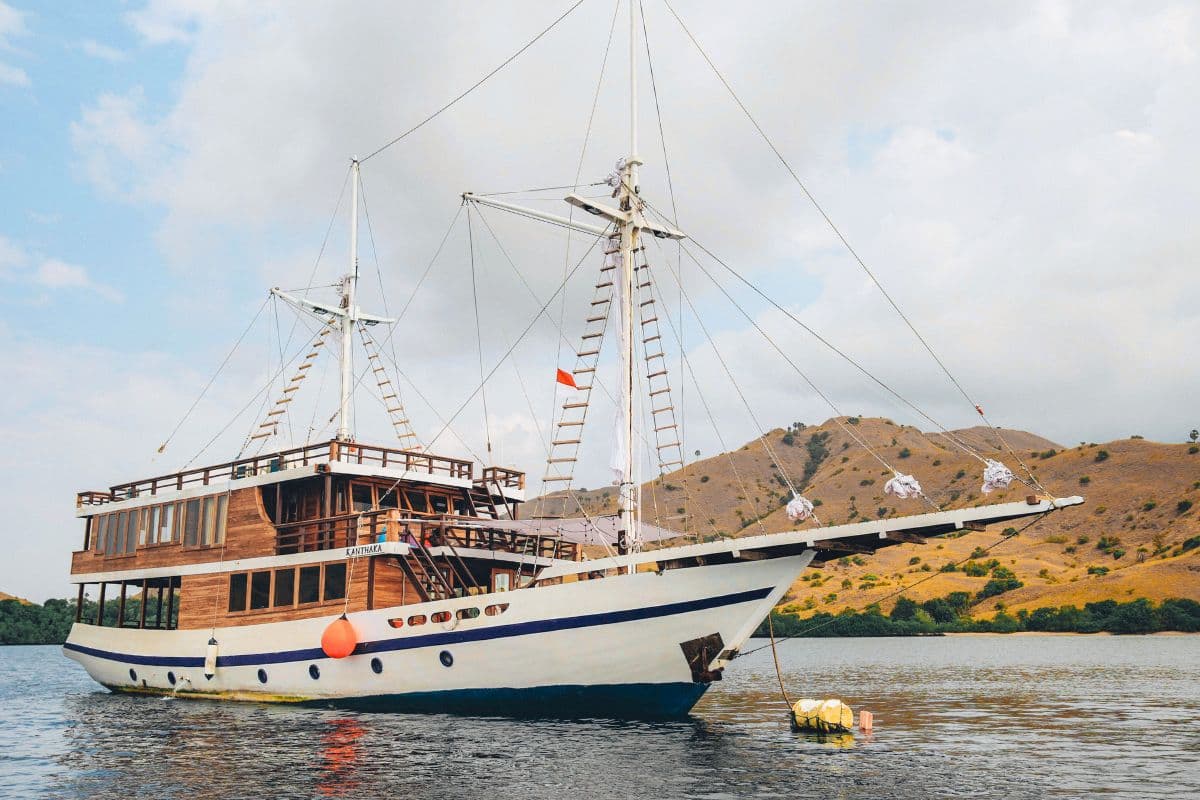 Kanthaka private yacht charter anchored in turquoise Komodo waters